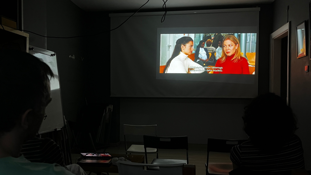 Dünyadan Filmler 2. Sezon Başladı: Pedro Almodóvar’ın All About My Mother Filmiyle İspanya’ya Yolculuk